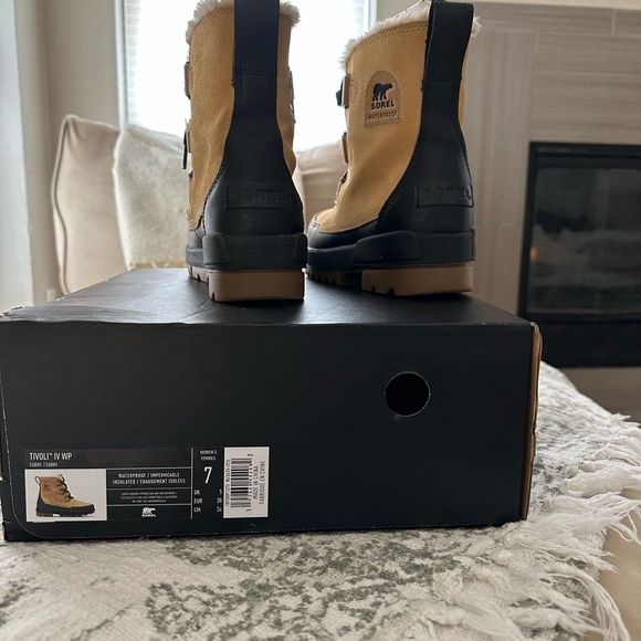 Sorel Tivoli Boots in Box Size 7 - Picture 3 of 7